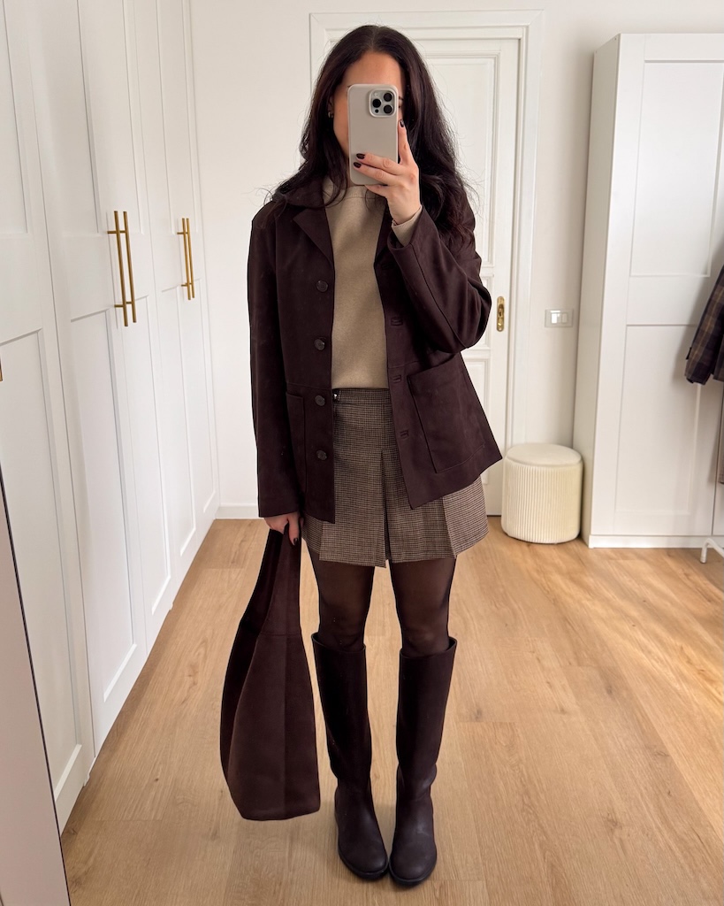 Outfit gonna a pieghe e giacca marrone