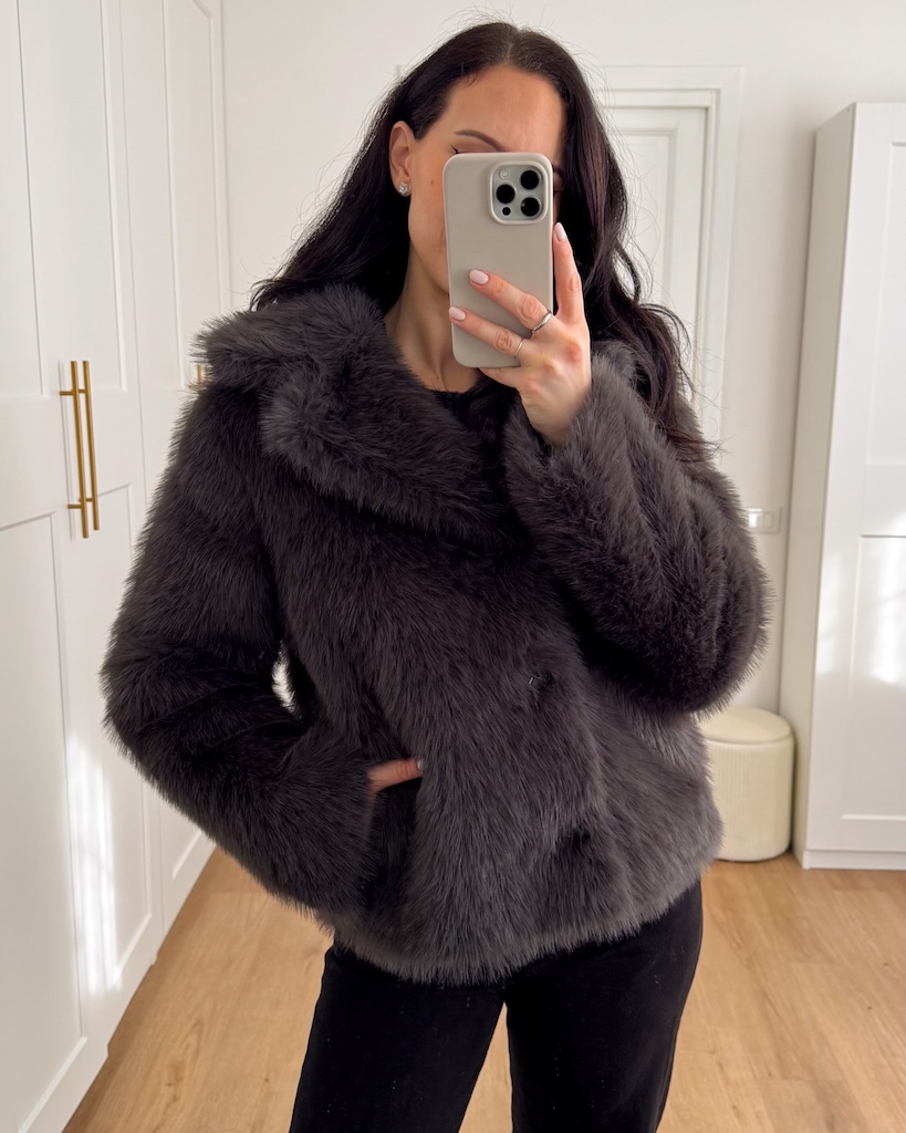 Outfit nero con pelliccia grigia